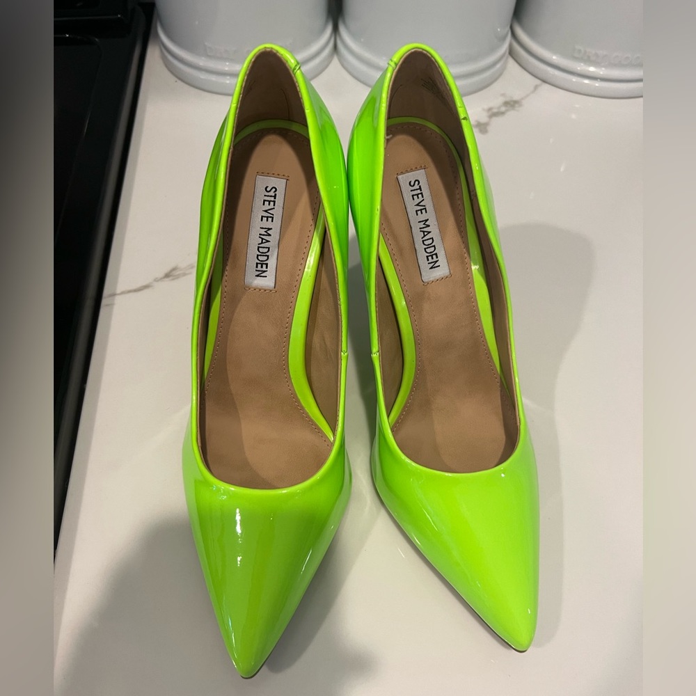 Steve Madden Daisie Pumps Neon Green NWT size 7.5. No box.